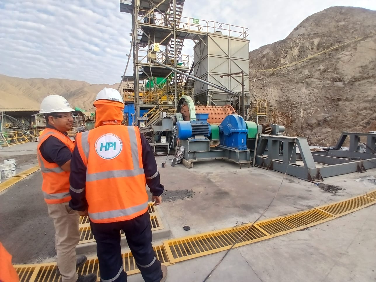 Ingeniero realizando mantenimiento de válvulas industriales